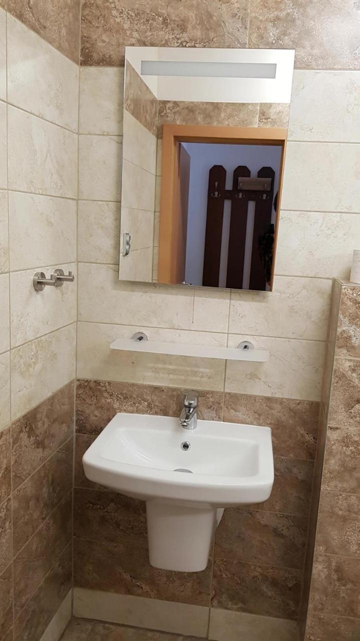 Hotel Camelot Tisá Εξωτερικό φωτογραφία